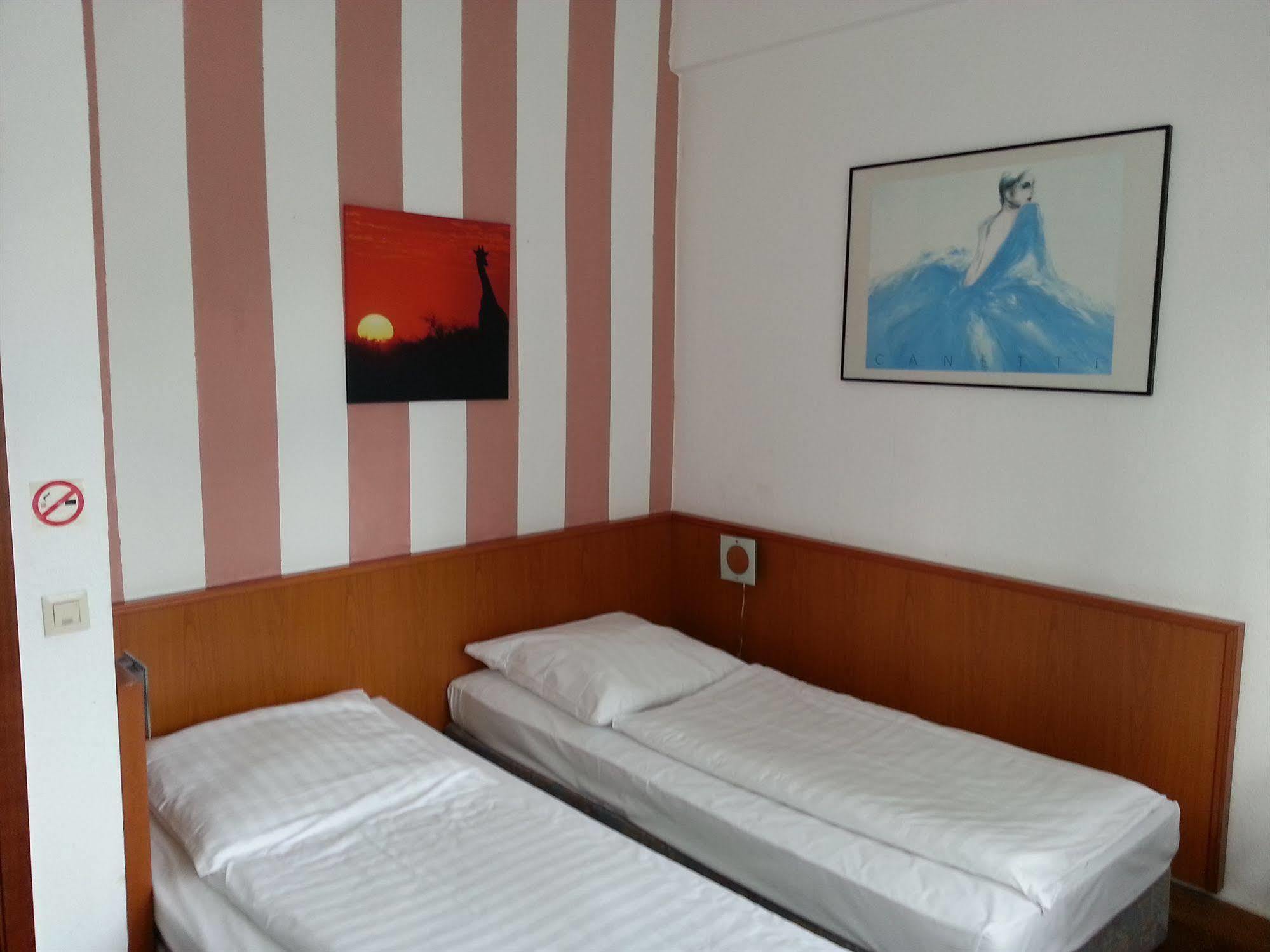Itm Hotel Oase Hamburg-Harburg Buitenkant foto
